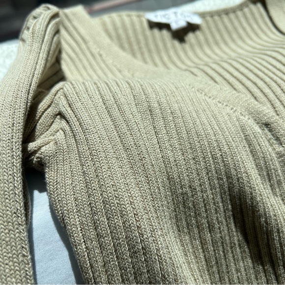 Light green button up sweater - Picture 5 of 7